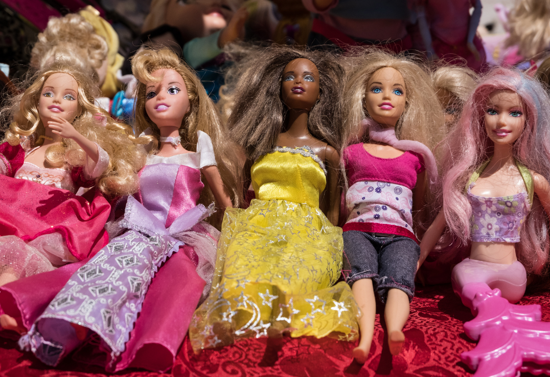 O mundo da Barbie: brincar pode não ser tão inofensivo – Astral